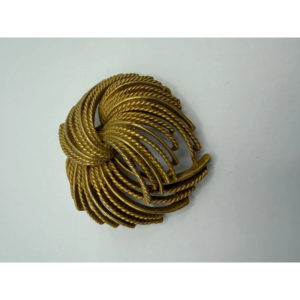 Trifari Gold Tone Textured Metal Rope Twist Brooch Vintage Mid Century Modern